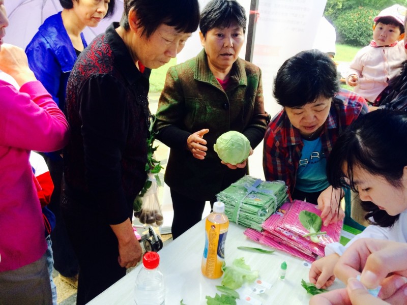 居民纷纷掏出菜篮中的蔬菜进行农残检测