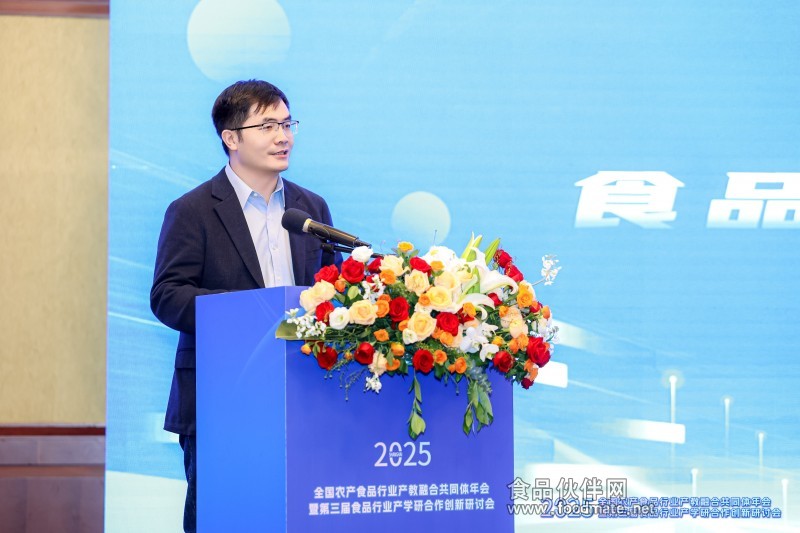 17日上午李健主持